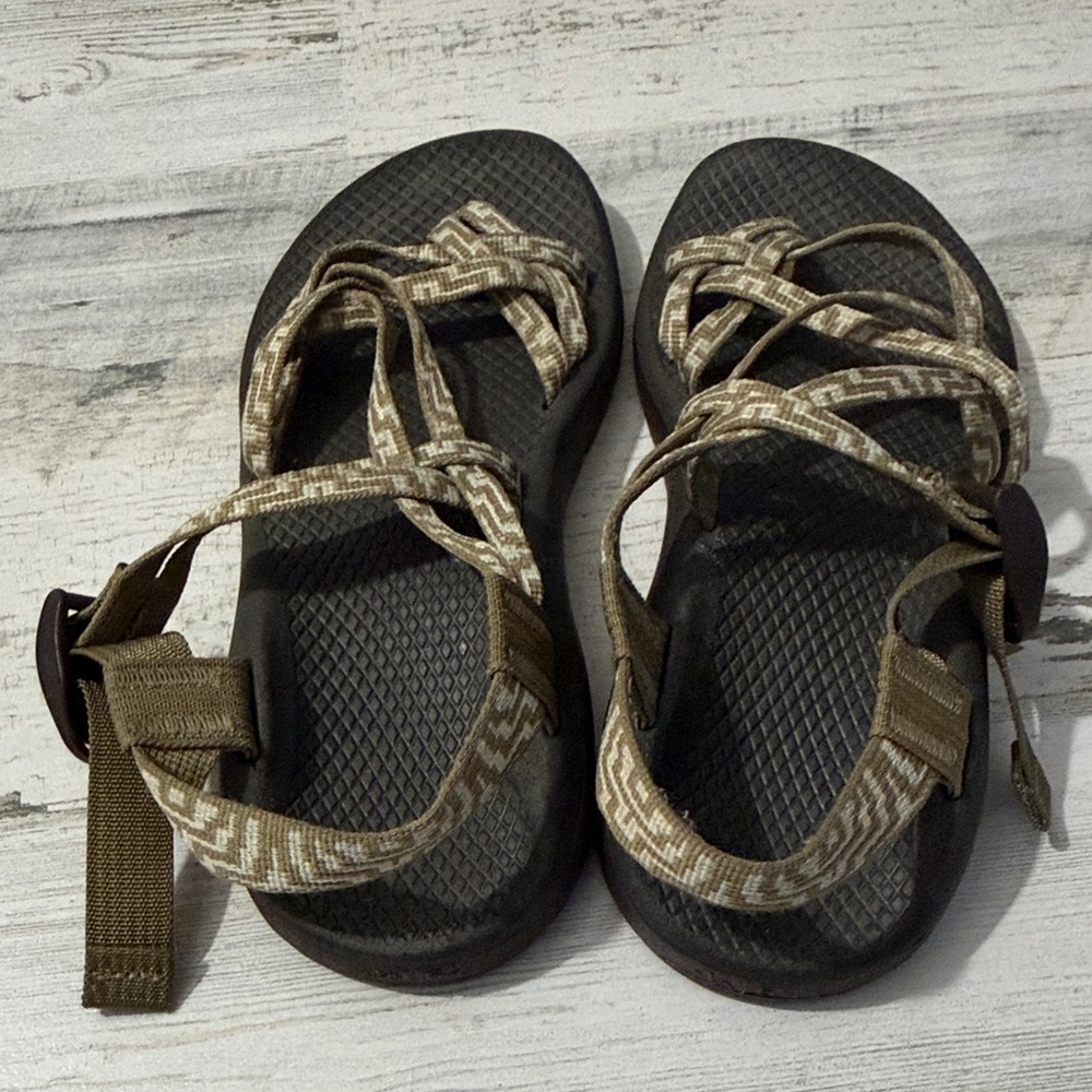 Chaco Tan and Cream Sandals size 6 - Picture 4 of 12